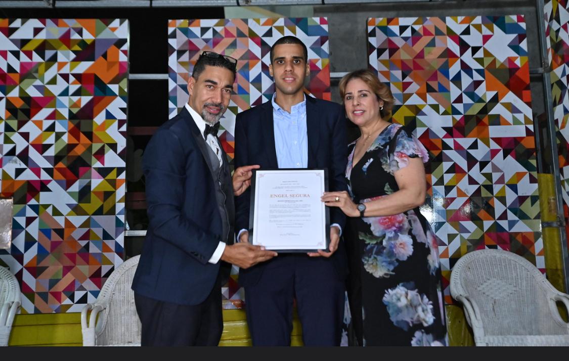Joven con autismo es reconocido como Artista Emergente del Año en ART GABANGI 2025