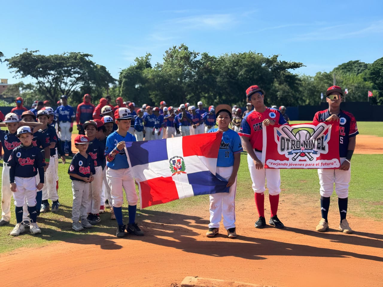Atletas de los diferentes equipos durante el desfile de apertura del certamen que se celebra en el sector de Arpe IV.