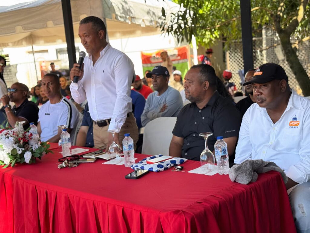 Luis Ramírez, presidente de Otro Nivel Sport League y Otro Nivel Baseball Academy, ofrece las palabras centrales durante la inauguración de la Sexta Copa Navideña.