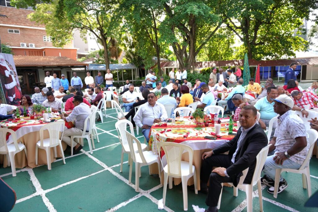 Asistencia de los cronistas deportivos a la actividad anual navideña celebrada en el Club Paraíso.