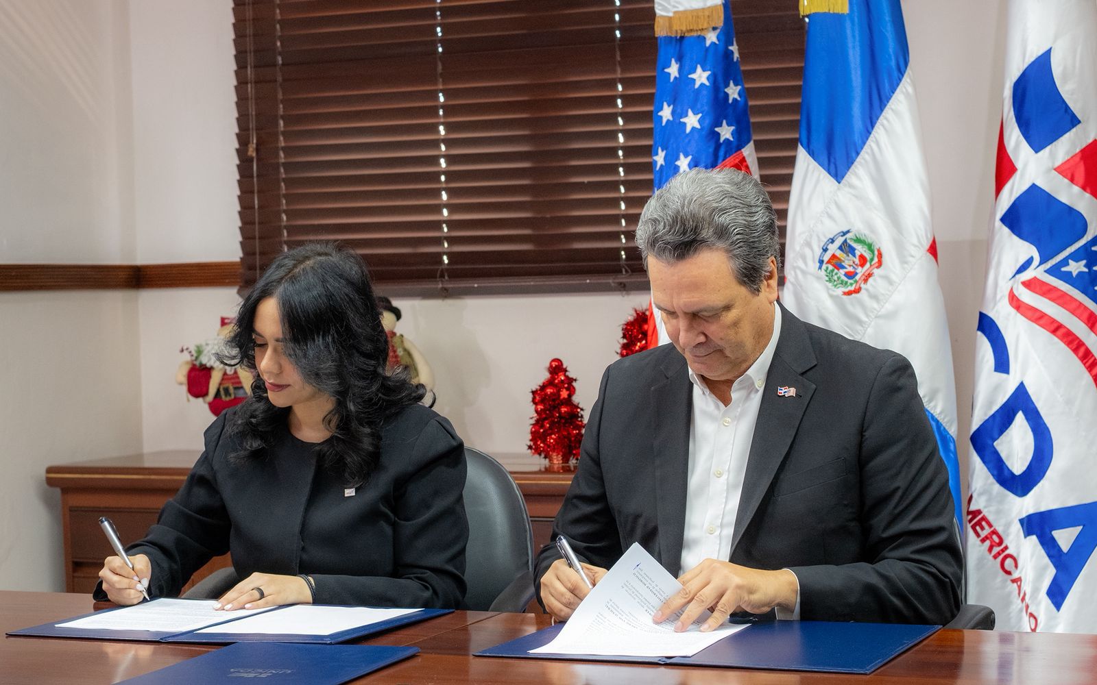 Firma del acuerdo entre ManpowerGroup y Unicda