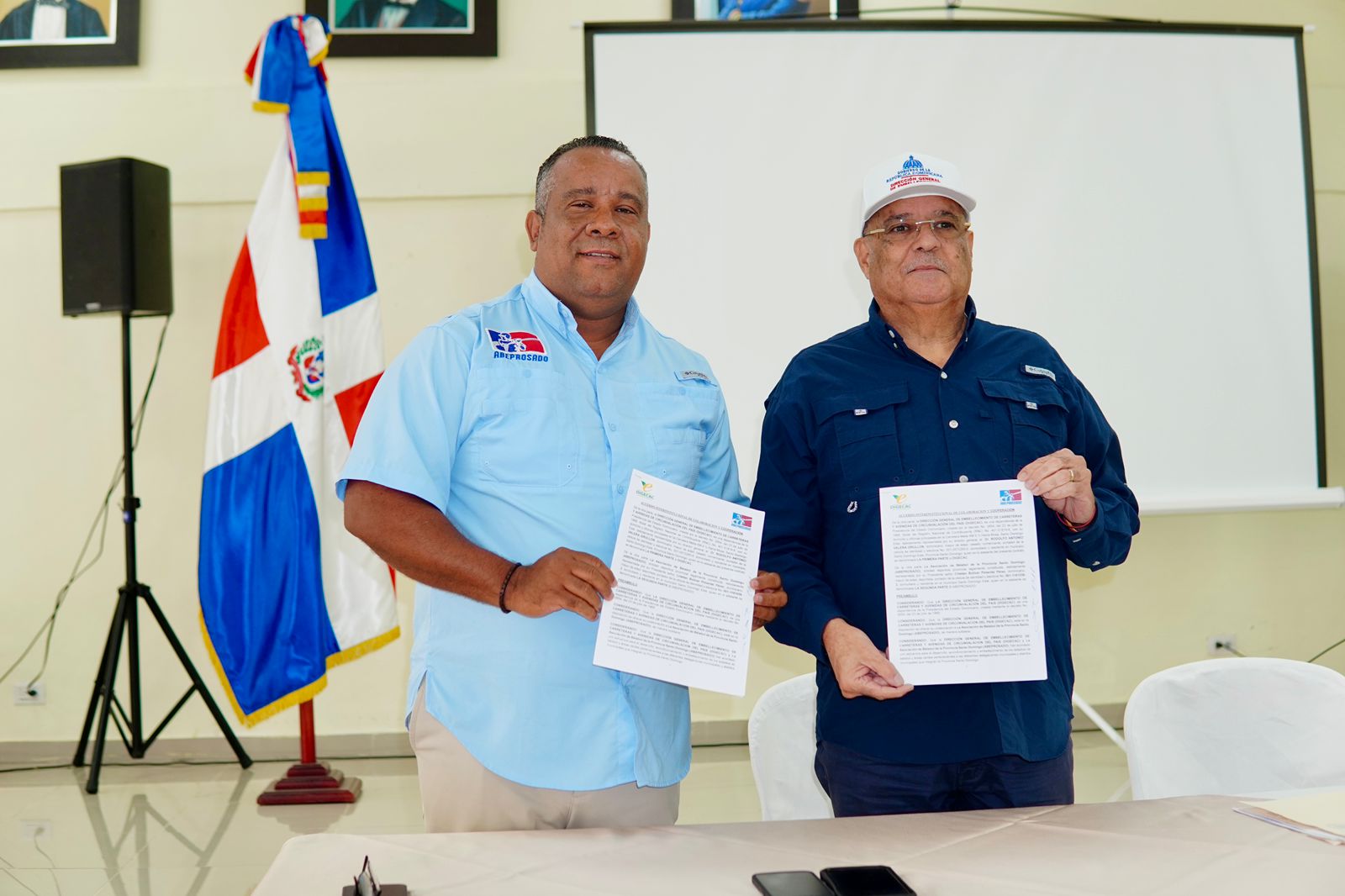 La Dirección General de Embellecimiento de Carreteras y Avenidas (DIGECAC), dirigida por el Dr. Rodolfo A. Valera Grullo, y la Asociación de Béisbol de la Provincia Santo Domingo (ABEPROSADO), presidida por Cristian Bolívar Pimentel Pérez, firmaron un acuerdo interinstitucional con el objetivo de acondicionar los estadios de béisbol y sus áreas verdes