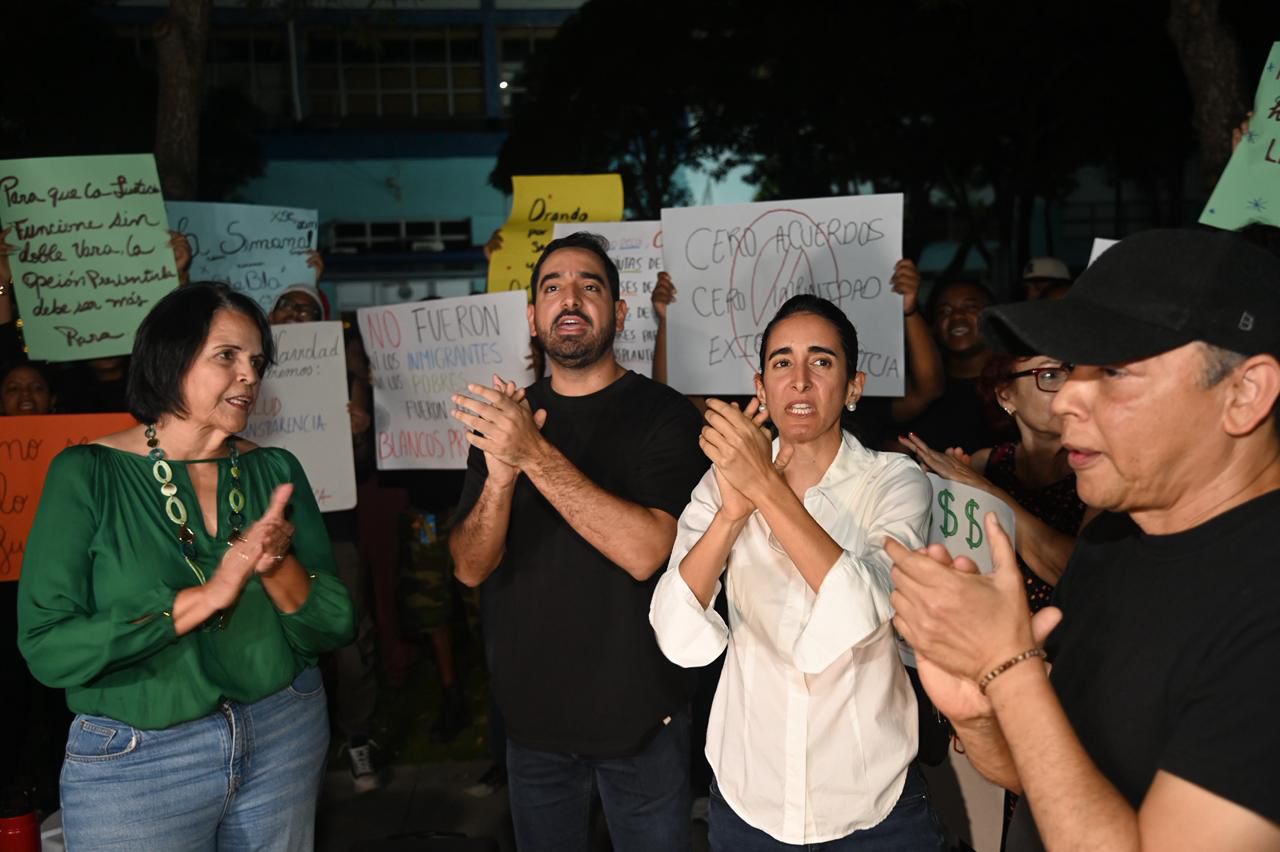 Opción Democrática realiza vigilia frente a la PGR por corrupción en Senasa