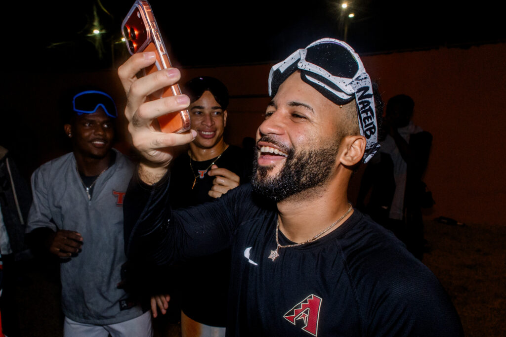 Toros avanzan al Round Robin y celebran en el Estadio Francisco Micheli