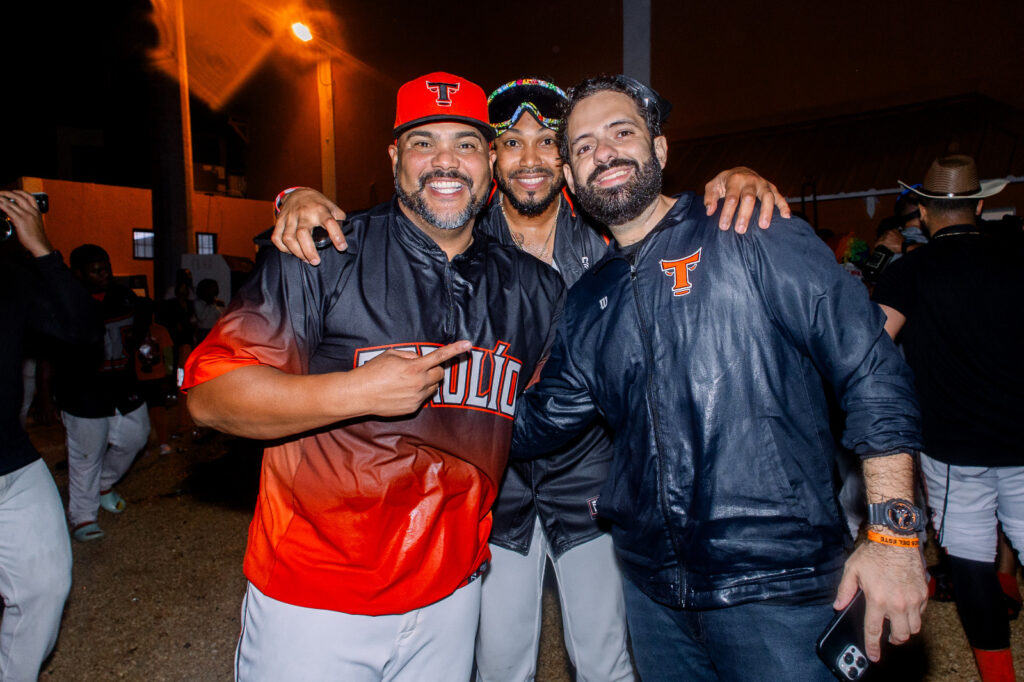 Toros avanzan al Round Robin y celebran en el Estadio Francisco Micheli
