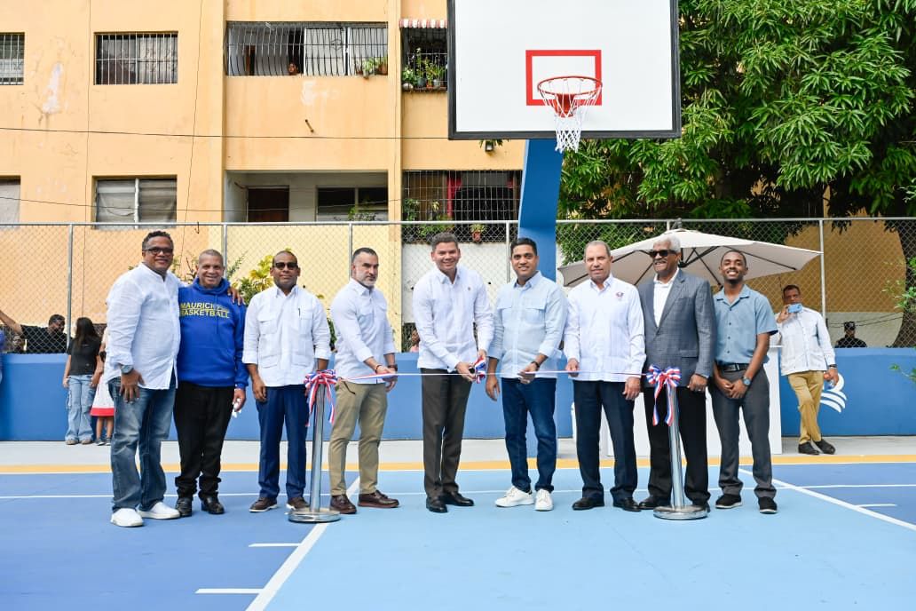 El Banco de Reservas remodeló la cancha deportiva mixta de Villa Consuelo, en el Distrito Nacional, acción social que garantiza un adecuado espacio para la sana recreación de los jóvenes y las familias que residen en el populoso sector capitalino.