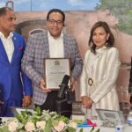 Reriodista Salvador Holguín recibe reconocimiento del Consulado de Miami