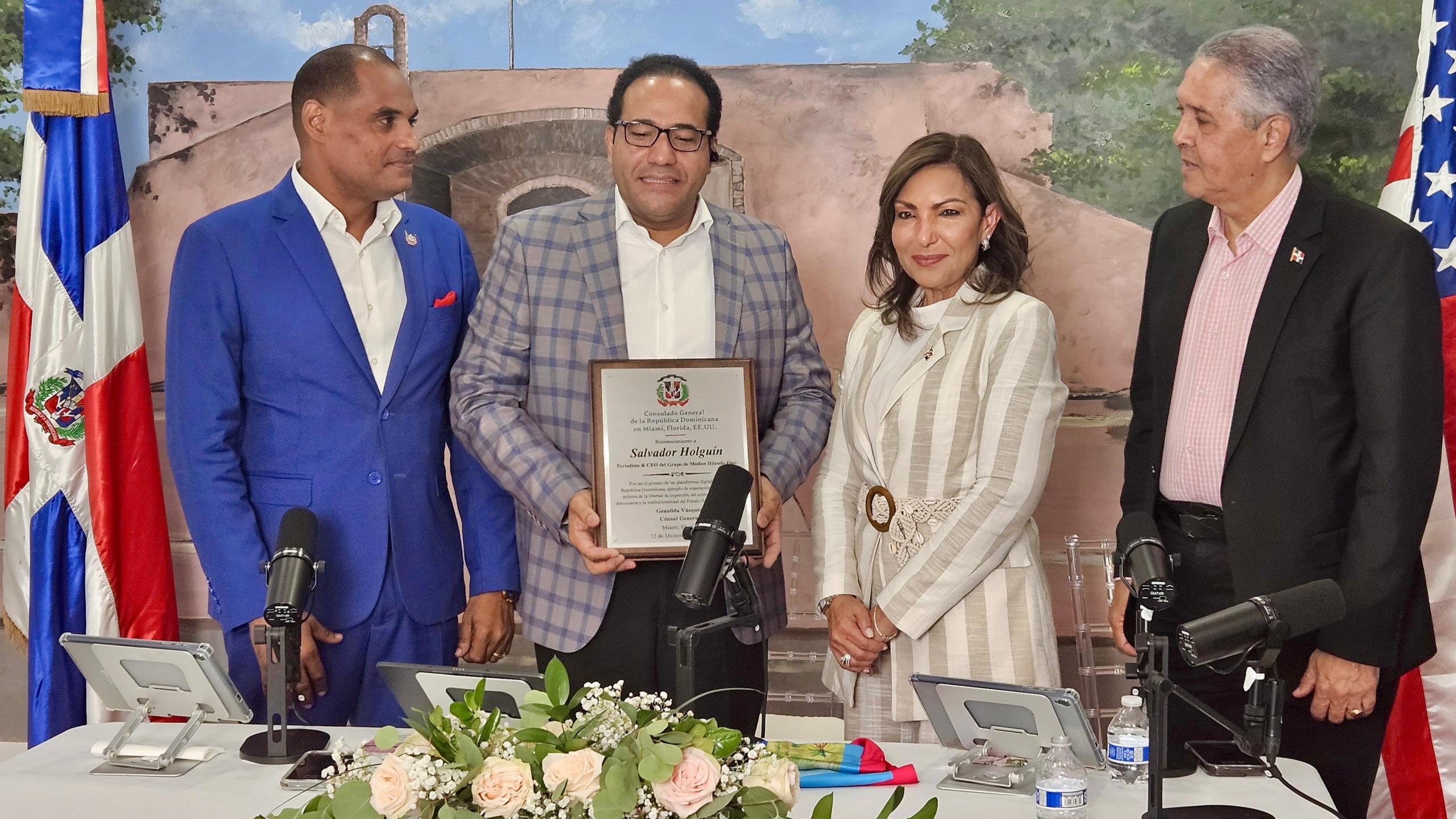 Reriodista Salvador Holguín recibe reconocimiento del Consulado de Miami
