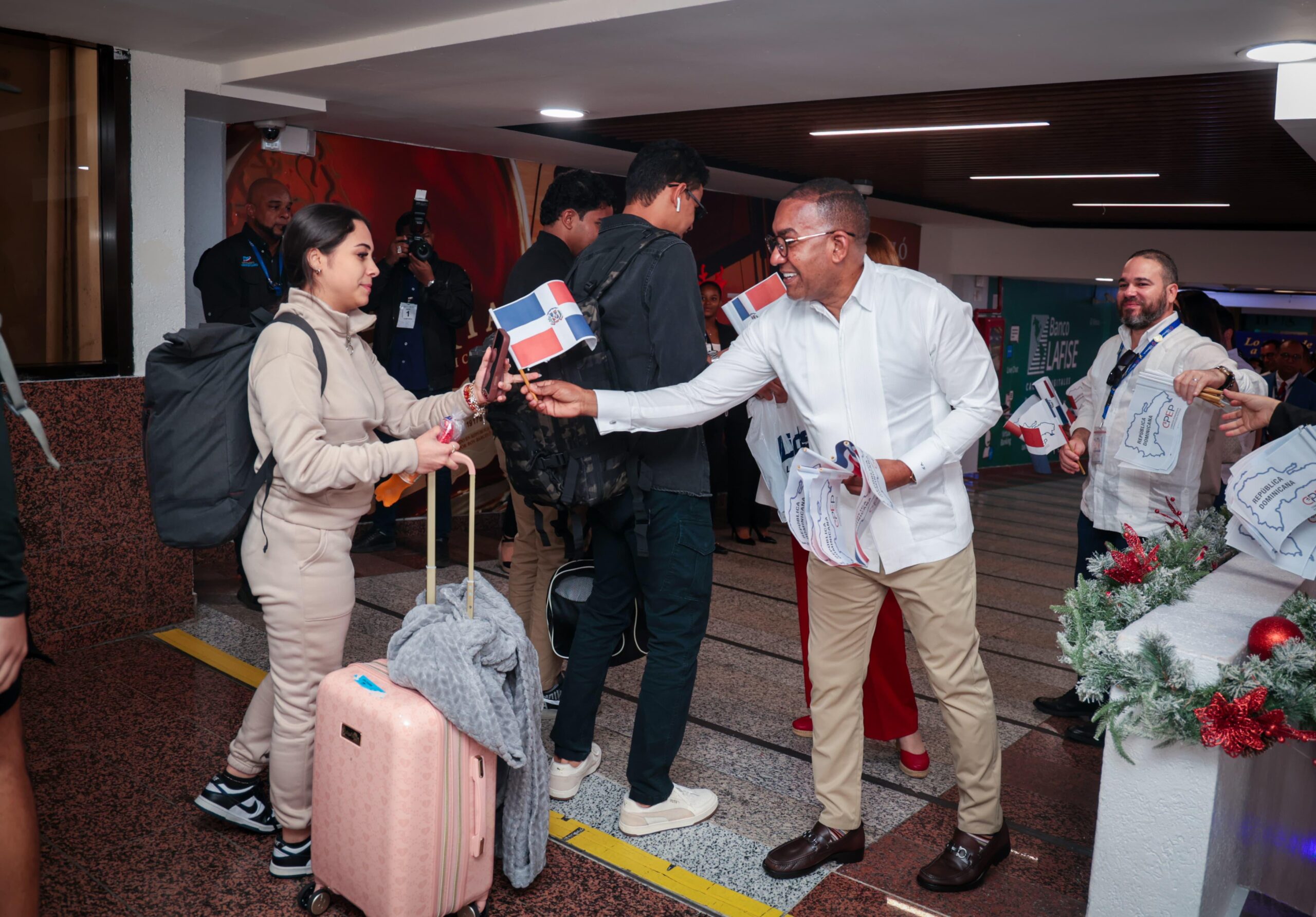  Director del DA, Víctor Pichardo, recibiendo a la diáspora dominicana este viernes.