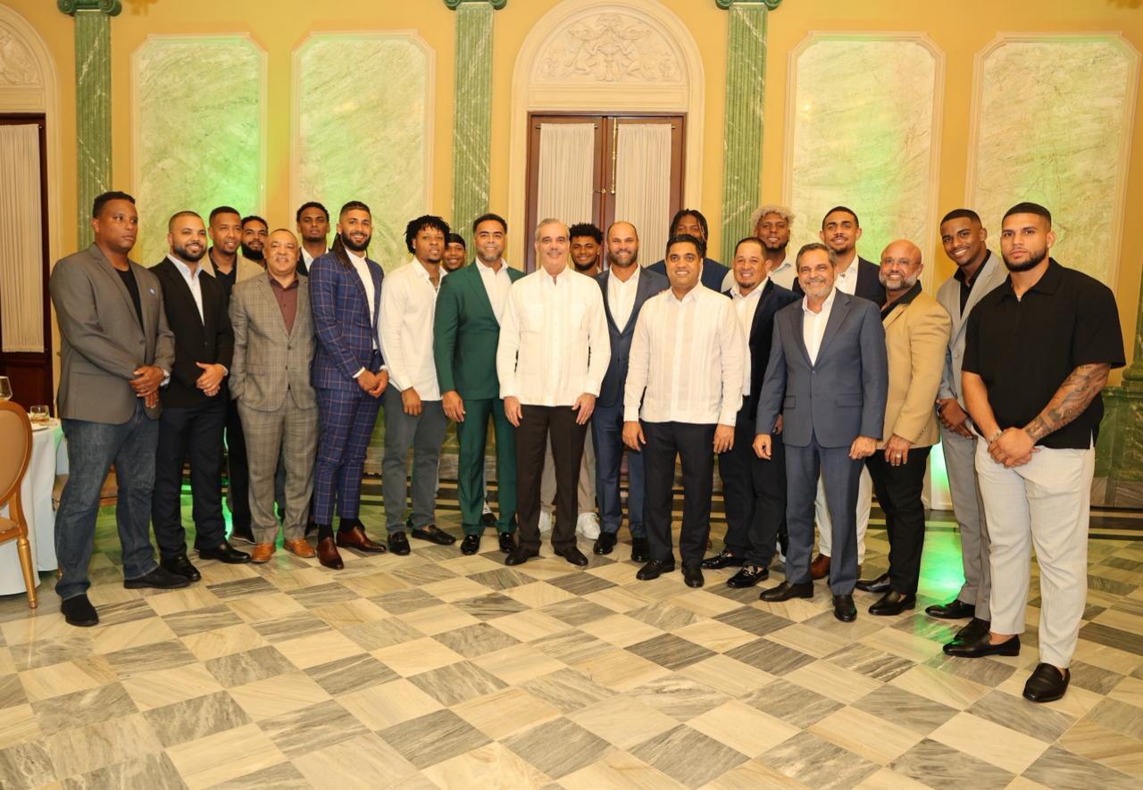 l presidente de la República, Luis Abinader, encabezó este viernes el tradicional encuentro con los peloteros dominicanos de las Grandes Ligas en el Salón Verde del Palacio Nacional