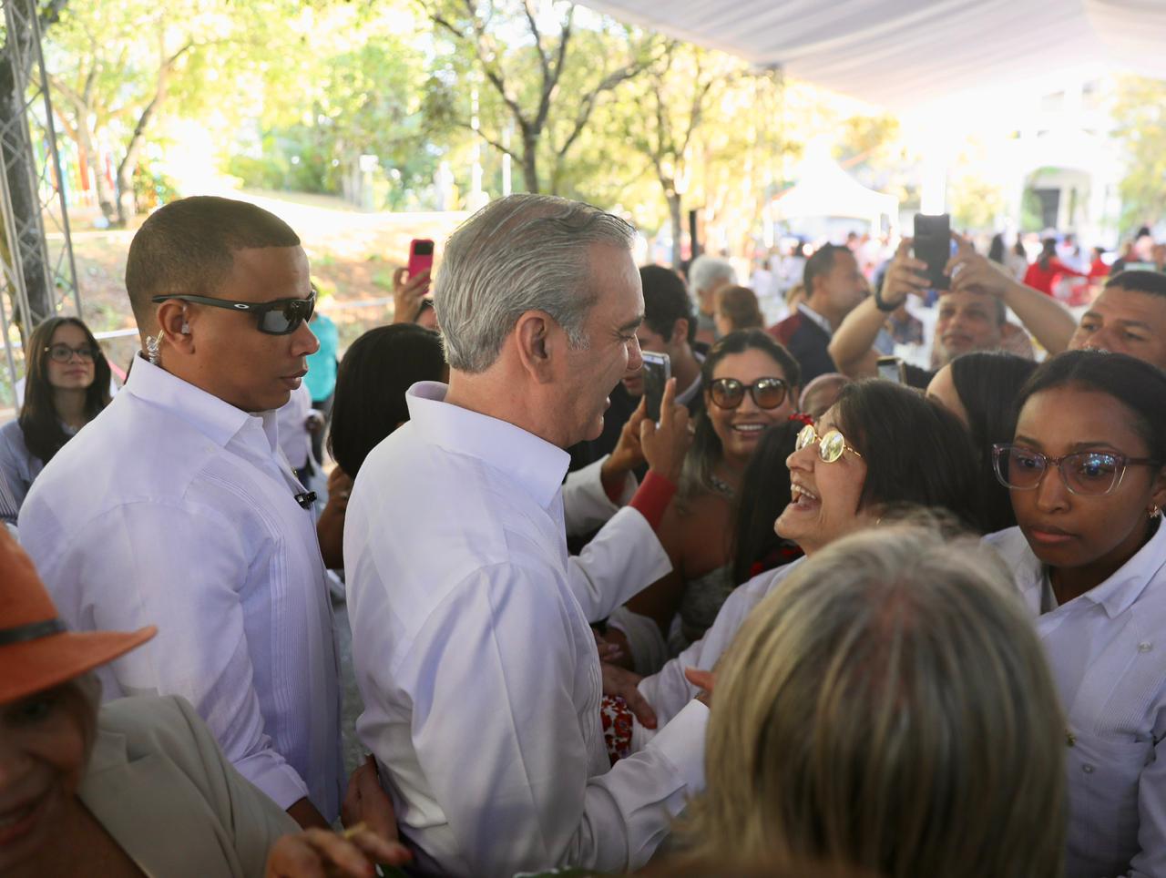 Abinader y Peña comparten con familias en Santiago