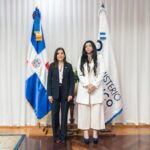 La procuradora general Yeni Berenice Reynoso conversa con la embajadora de EEUU Leah Francis Campos