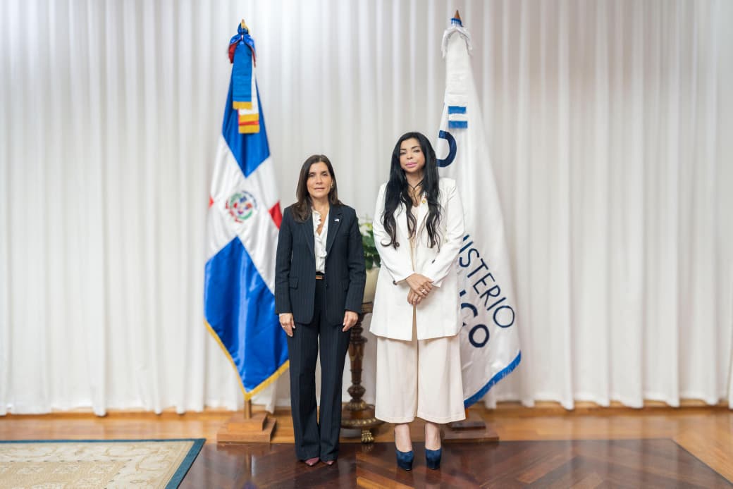 La procuradora general Yeni Berenice Reynoso conversa con la embajadora de EEUU Leah Francis Campos