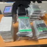 Detienen a dos alemanes e incautan en el AILA 28 paquetes presumiblemente de cocaína