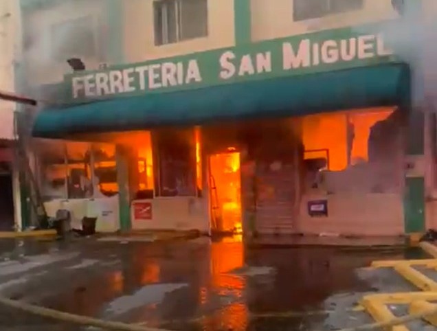 Explosión provoca incendio en una ferretería de la avenida Independencia