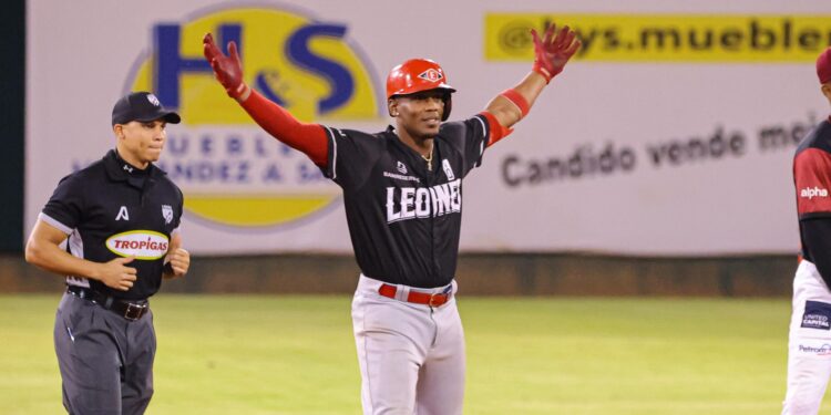 Elier Hernández remolcó dos y anotó la carrera ganadora de los Leones sobre Gigantes.