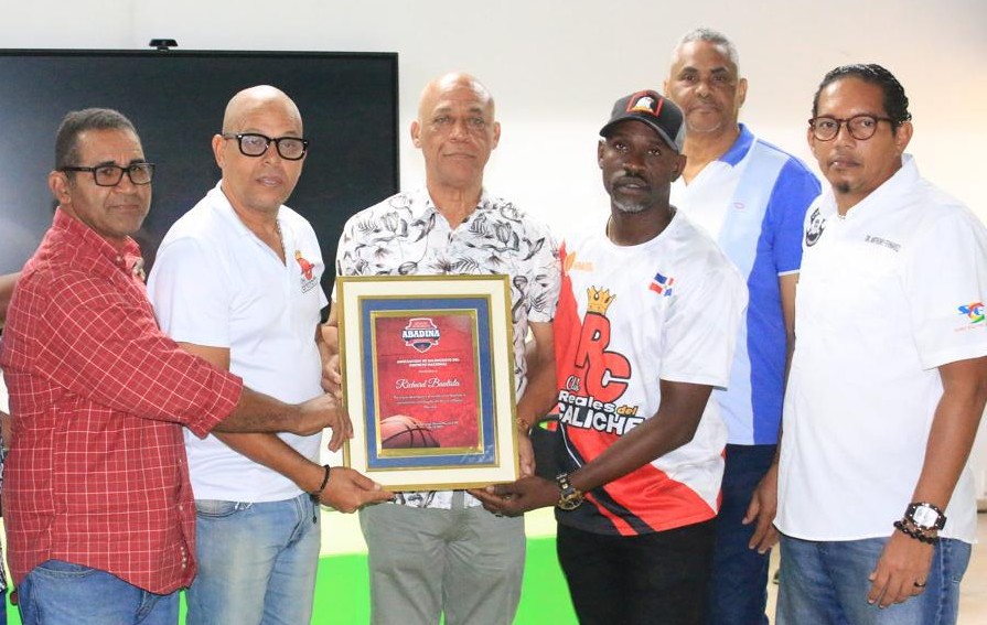 José -Boyón- Domínguez, secretario de Abadina, reconoce a Edinson Javier, de El Caliche de Cristo Rey, junto a Santos María, Leonel Batista, Héctor Gil y Anthony Fernández.