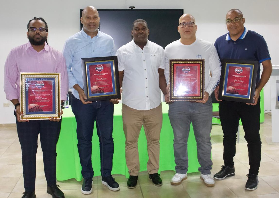Edwin Castillo (Tatico), presidente de Abadina, reconoce a Jonathan Betances, Alberto Castro (Bameso), Odalis Sánchez y Jairo Núñez, en la premiación de Abadina.
