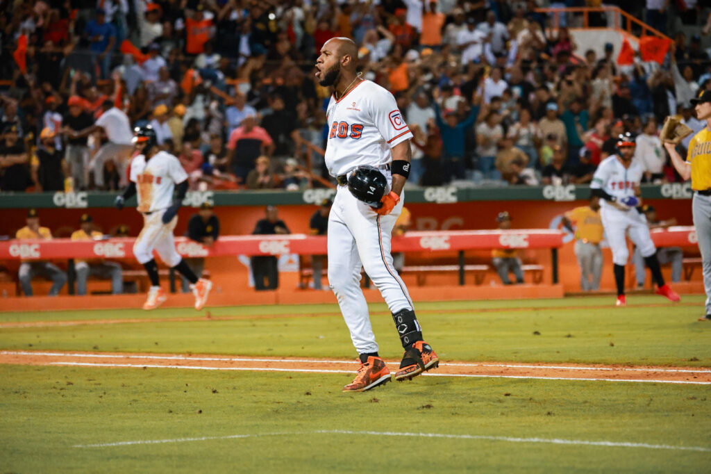 Bryan de la Cruz disparó un jonrón de tres carreras en un capítulo de cuatro anotaciones y los Toros del Este, apoyados en ese rally, se impusieron ocho carreras por cinco a las Águilas