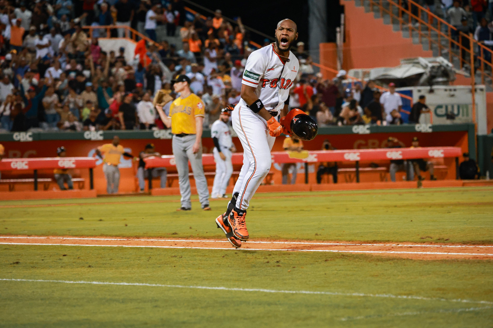 Bryan de la Cruz disparó un jonrón de tres carreras en un capítulo de cuatro anotaciones y los Toros del Este, apoyados en ese rally, se impusieron ocho carreras por cinco a las Águilas