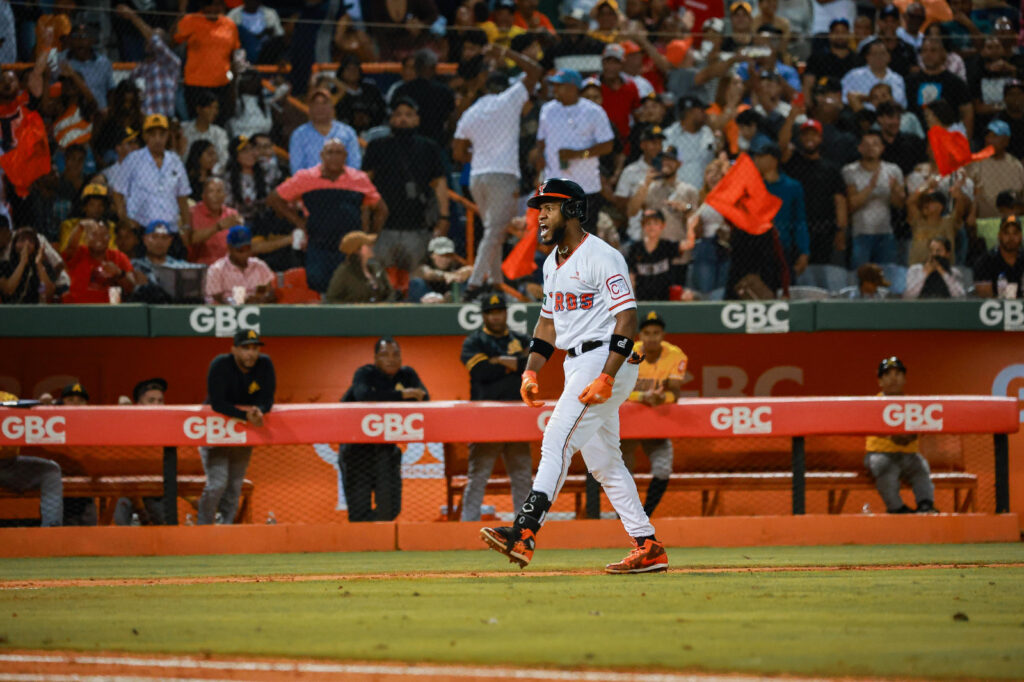 Bryan de la Cruz disparó un jonrón de tres carreras en un capítulo de cuatro anotaciones y los Toros del Este, apoyados en ese rally, se impusieron ocho carreras por cinco a las Águilas