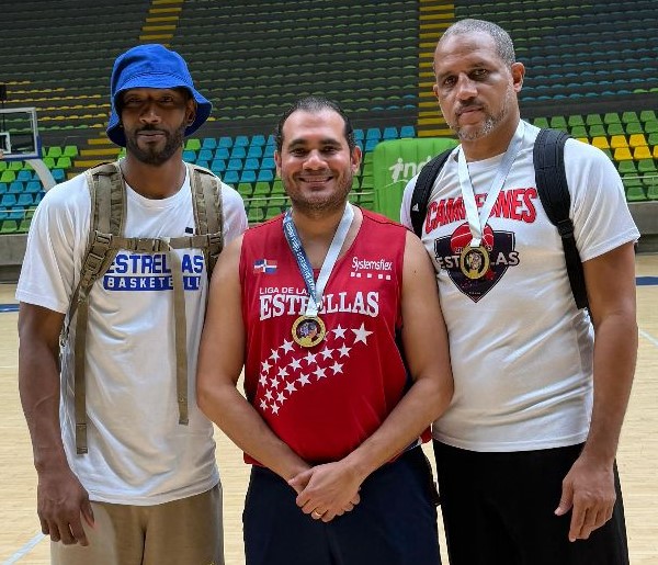 Raúl Peña (Koby), gerente general de los equipos dominicanos de la Liga de las Estrellas +40 y +45 años, junto a Juan Pablo Montás y Carlos Martínez.