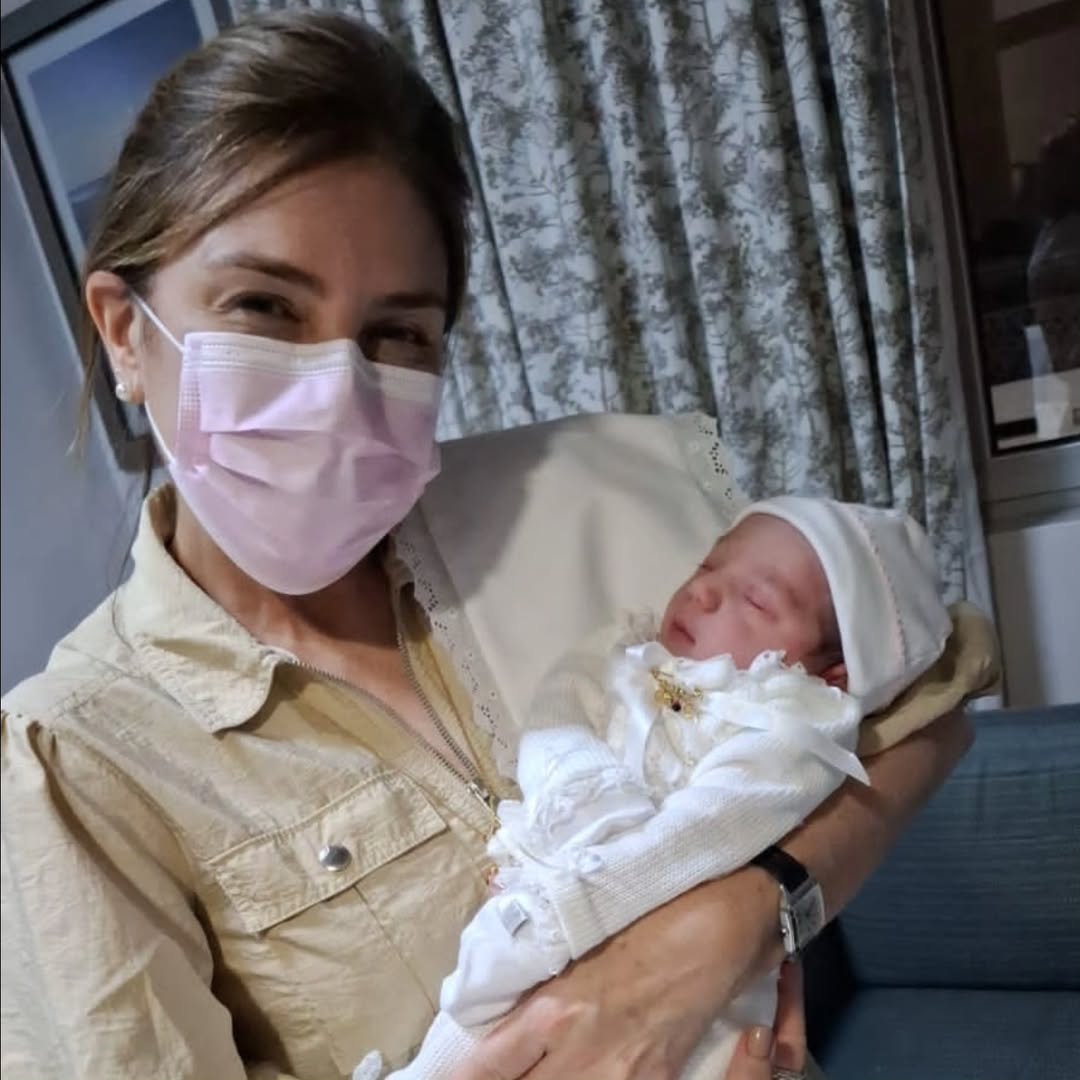 Carolina Mejía celebra la llegada de su primera nieta