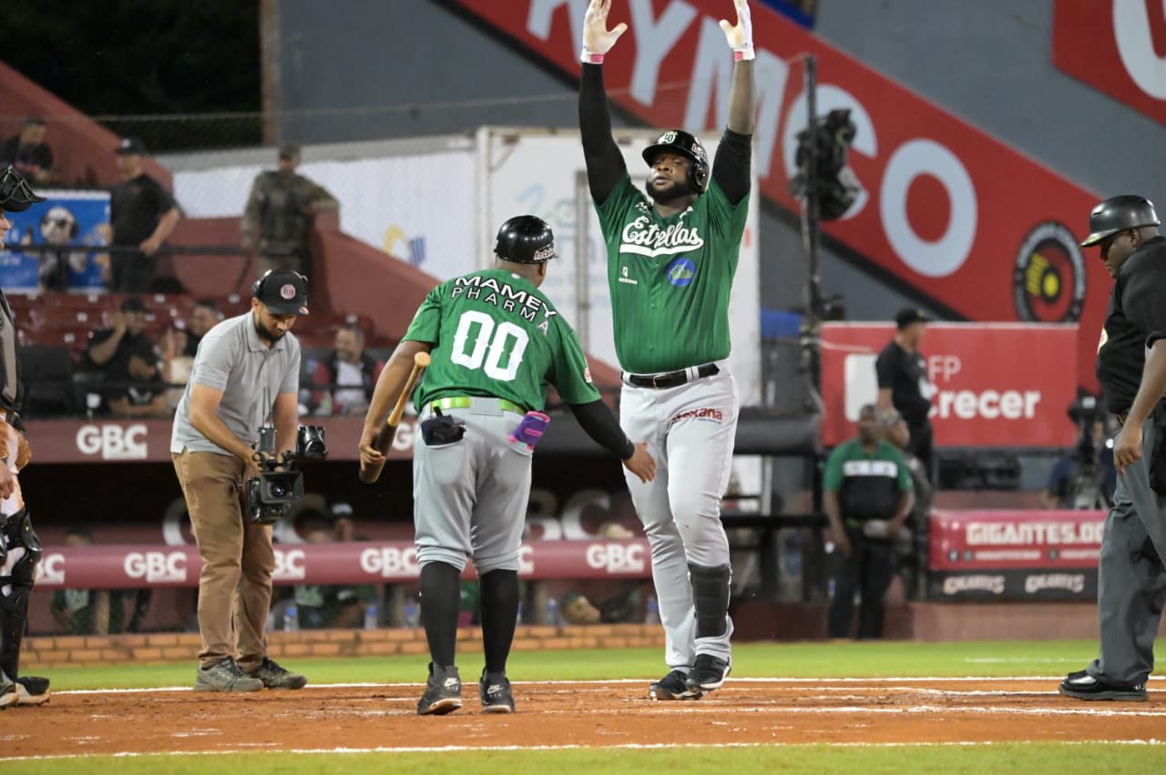 Miguel Sanó celebra uno de sus cuadrangulares en el estadio Julián Javier frente a los Gigantes del Cibao.