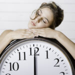 Por qué dormir y despertar a la misma hora mejora el bienestar