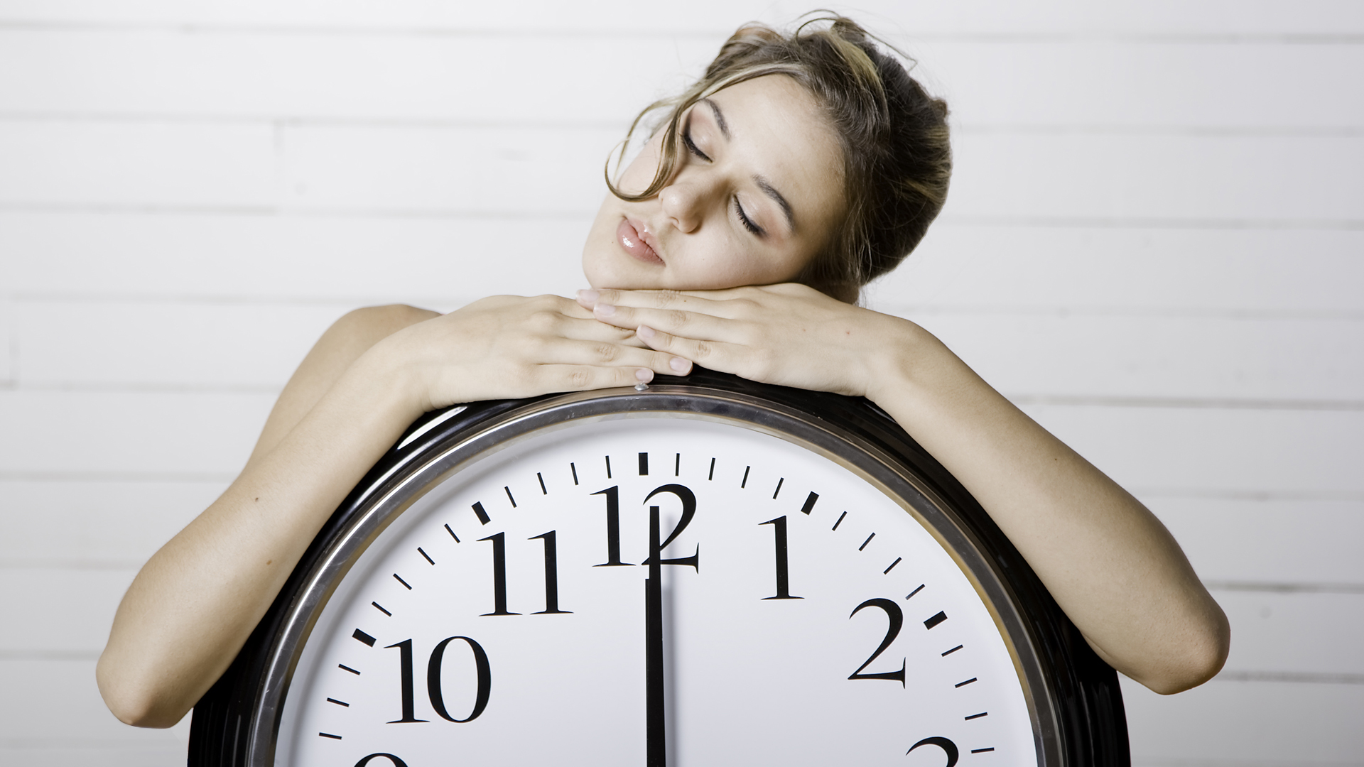 Por qué dormir y despertar a la misma hora mejora el bienestar