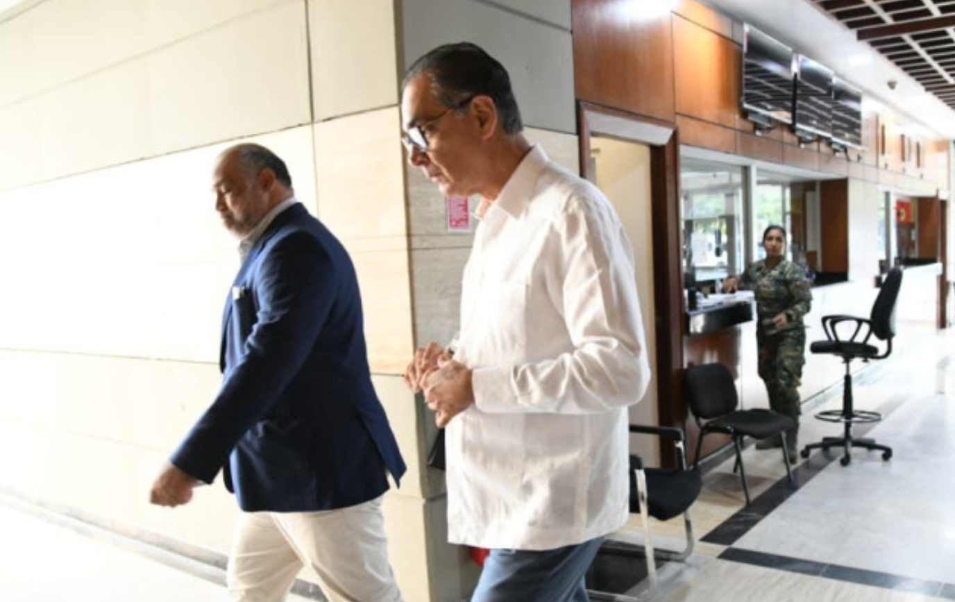 Exdirector del Seguro Nacional de Salud (Senasa), Santiago Hazím, junto a su abogado Miguel Valerio