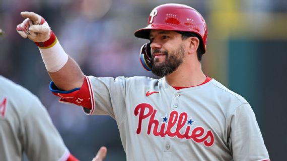 Kyle Schwarber se queda con los Filis.