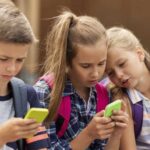 Adolescentes quedan sin acceso a sus cuentas de redes sociales tras aplicación de nueva ley en Australia