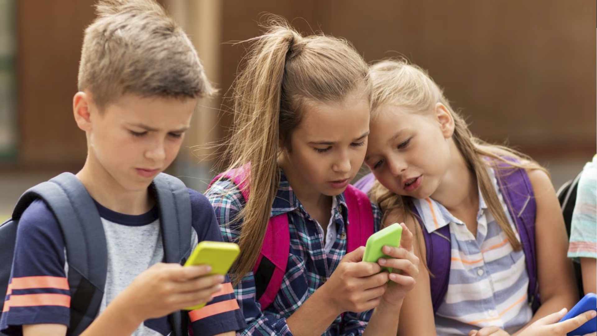 Adolescentes quedan sin acceso a sus cuentas de redes sociales tras aplicación de nueva ley en Australia