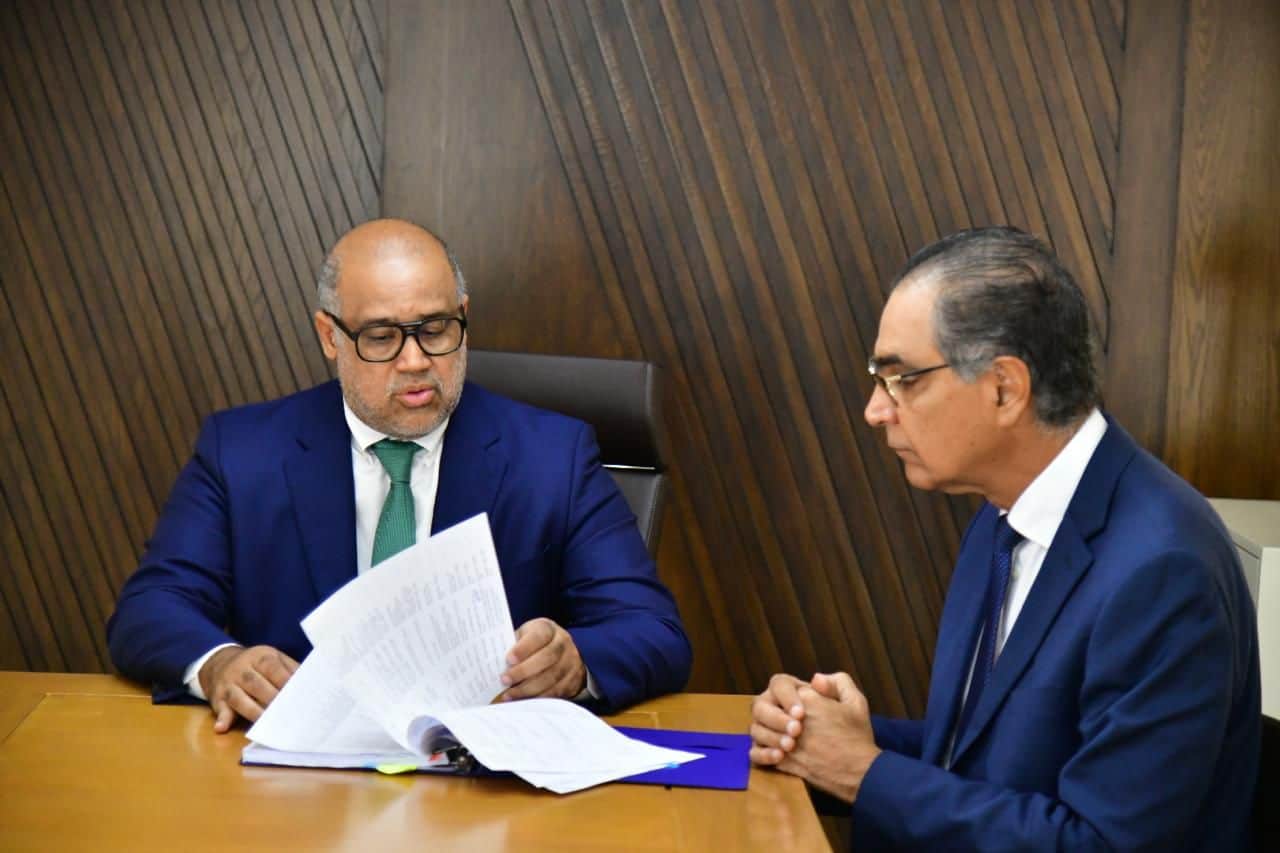 Exdirector del Seguro Nacional de Salud (Senasa), Santiago Hazím, junto a su abogado Miguel Valerio