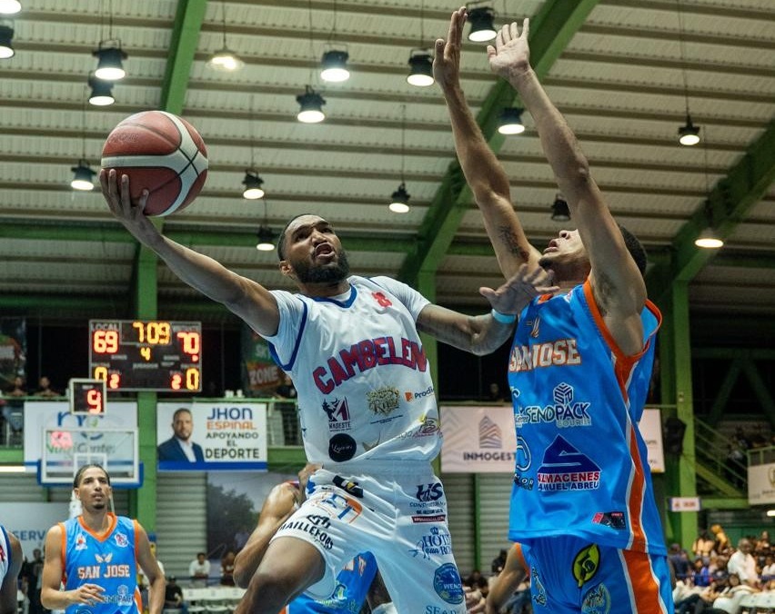 Nathanael Bonet, de Cambelén, en ofensiva ante el defensa Albert Reyes, del San José.