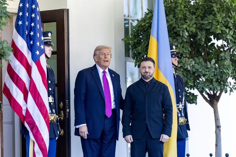 El presidente estadounidense, Donald Trump (i), saluda al presidente ucraniano, Volodymyr Zelenski. EFE/EPA/Shawn Thew