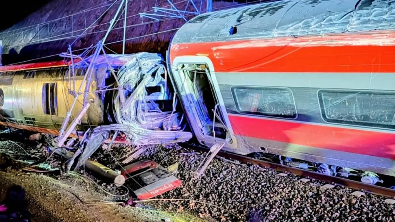 Panorámica del descarrilamiento del tren en Cordoba, España de Huerta.