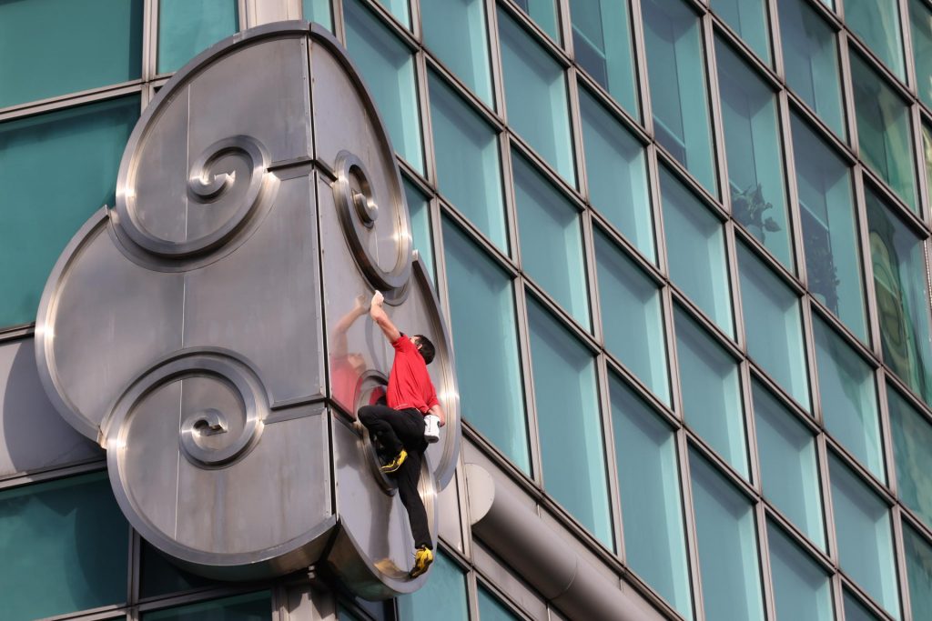 Alex Honnold escalando el edificio Taipei 101 en Taiwán.