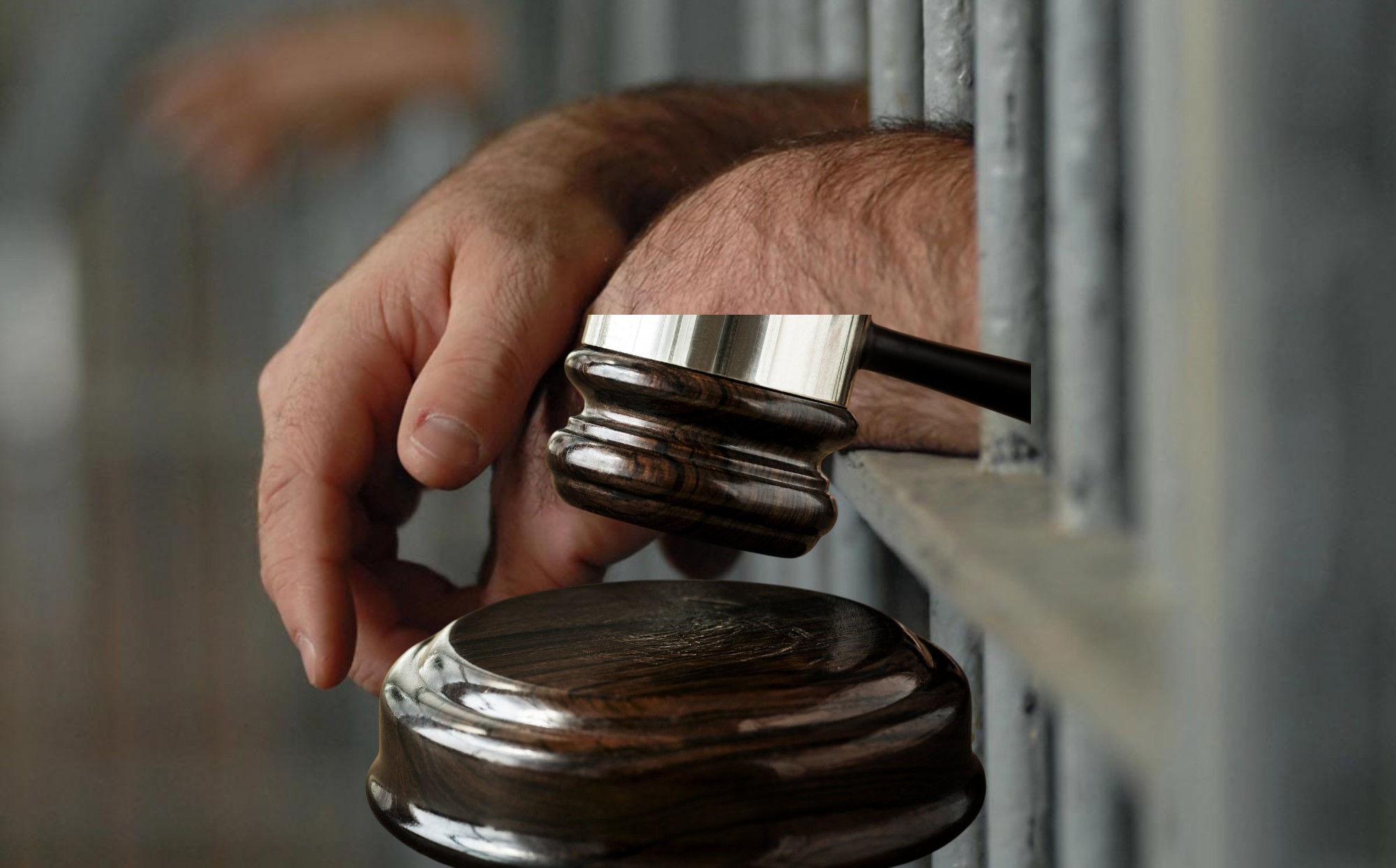 Hombre tras las rejas.