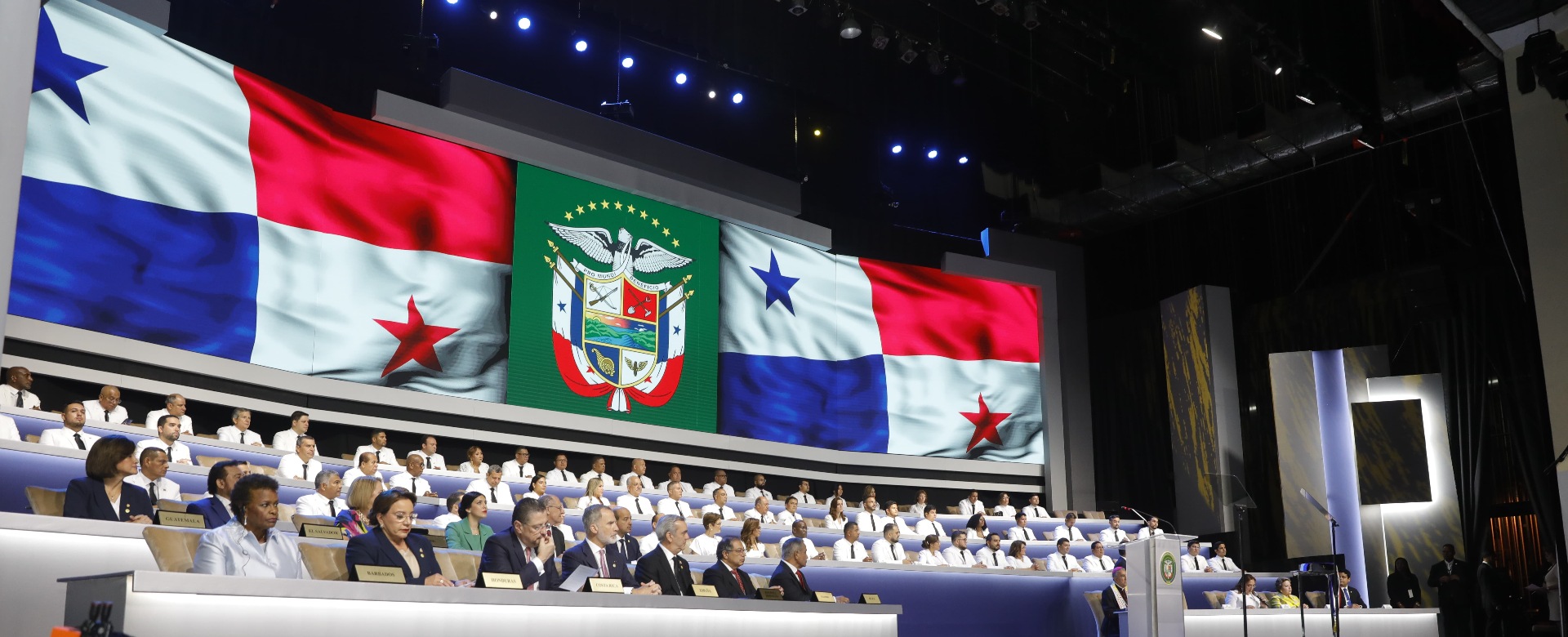 Diputados de Panamá prohibirán seguros privados a funcionarios públicos