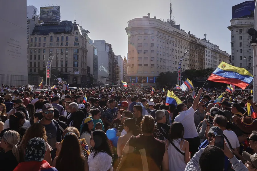 Personas celebran la detención del presidente de Venezuela, Nicolás Maduro, este sábado en el Obelisco de Buenos Aires (Argentina).