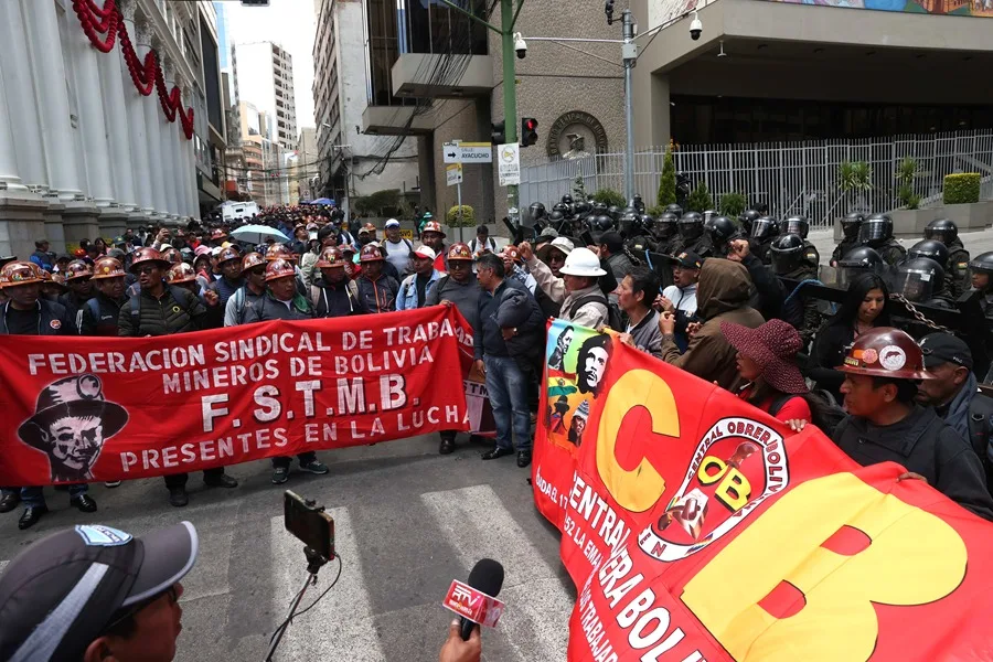 Integrantes de la Central Obrera Boliviana (COB) se manifiestan durante una protesta este martes, en La Paz (Bolivia). EFE/ Luis Gandarillas.
