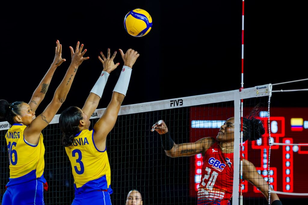 Jineirys Martínez consigue un remate por el centro ante Colombia en un partido internacional.