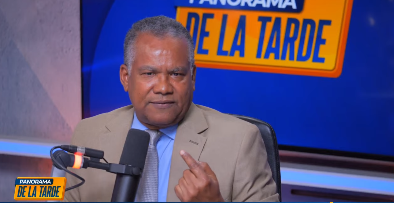 Gustavo Ramírez, panelista del programa radial Panorama de la Tarde, que se transmite por la 96.9 FM