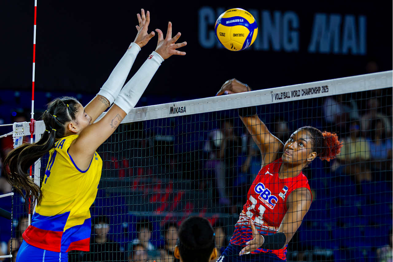 Brayelin Martínez logra un potente remate ante Colombia.