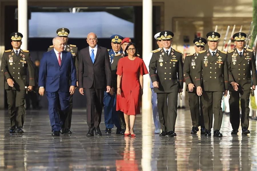 Palacio de Miraflores de la presidenta encargada de Venezuela, Delcy Rodríguez (c), junto al presidente de la Asamblea Nacional, Jorge Rodríguez (3-i), y el ministro del Interior, Diosdado Cabello (2-i), durante un acto de gobierno este miércoles, en Caracas (Venezuela). EFE