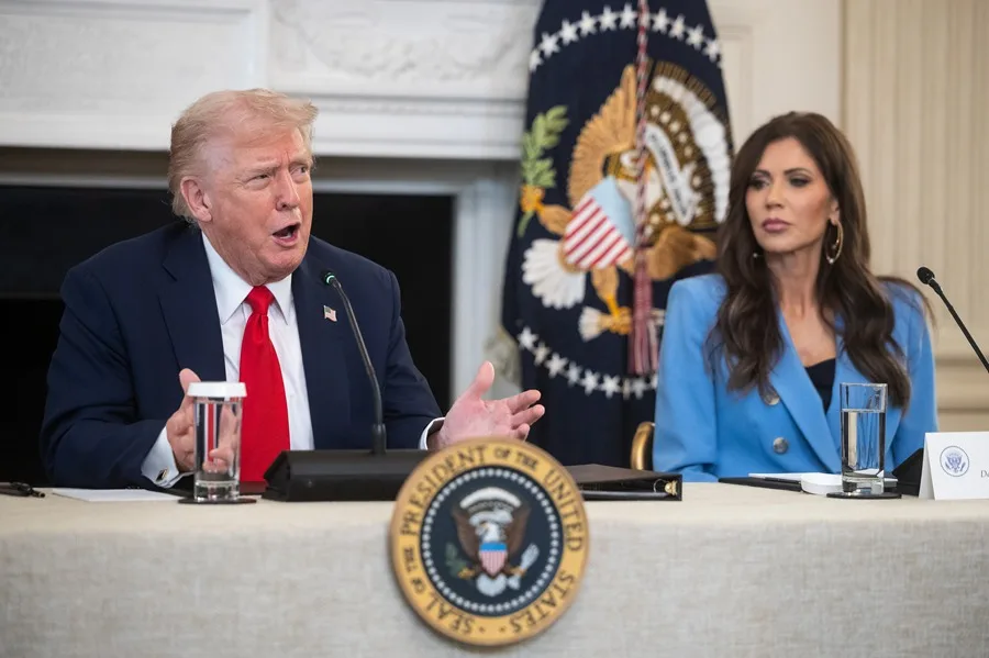 Fotografía de archivo del presidente de EE.UU., Donald Trump (i), junto a la secretaria de Seguridad Nacional del país, Kristi Noem (d). EFE/EPA/ Francis Chung