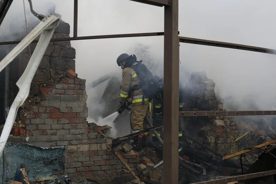 Rescatistas ucranianos trabajan en el lugar de un ataque aéreo en un edificio privado en Járkov, noreste de Ucrania. EFE/EPA/SERGEY KOZLOV/ Archivo