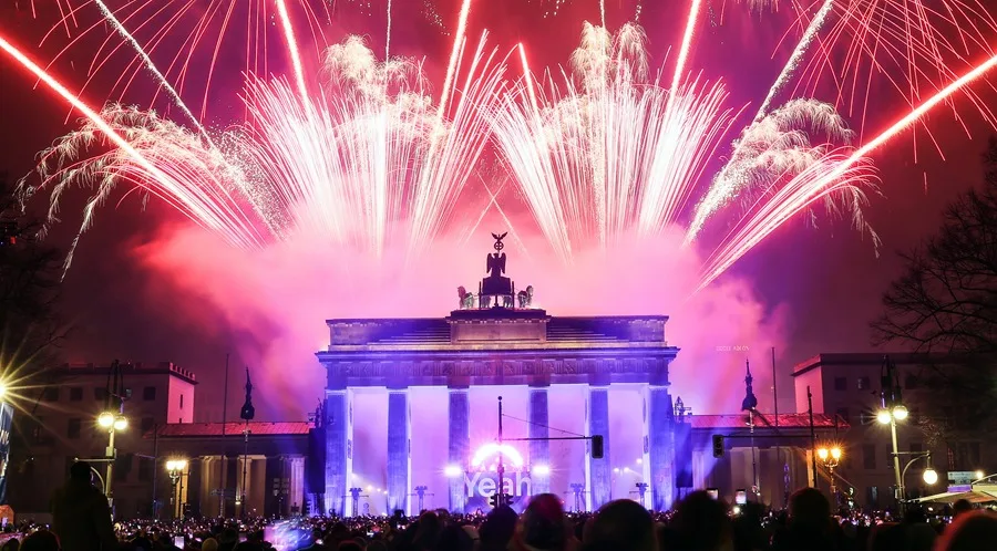 Fuegos artificiales iluminan el cielo sobre la Puerta de Brandeburgo. EFE/EPA/HANNIBAL HANSCHKE.